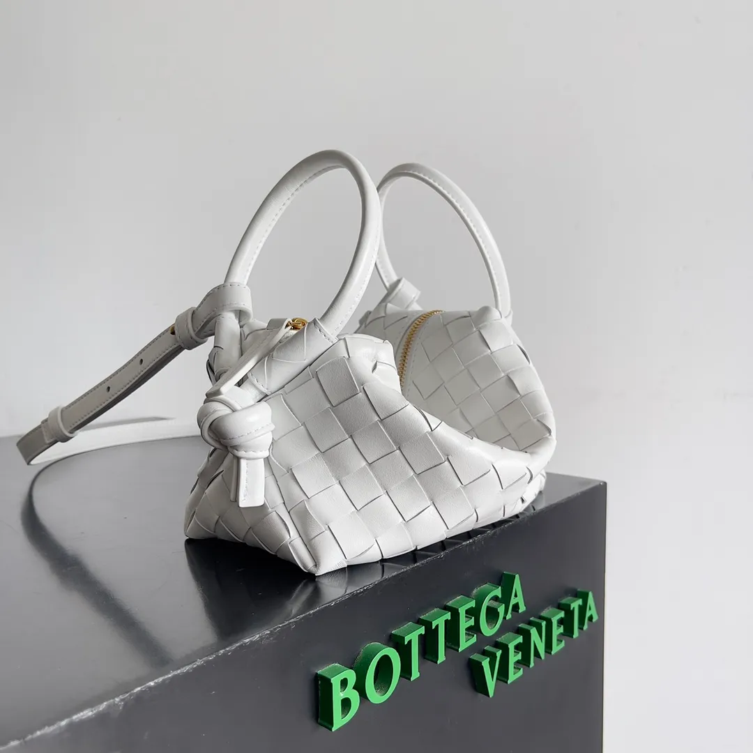 Batch 1360 BOTTEGA VENETA 2024 new loop is here! ! Many girls who like BV have owned the Loop bag. It has a simple appearance, classic weaving, and a compact and lightweight bag shape. This innovation continues the "camera bag" shape. Unlike the traditional Loop bag, which can only be worn as a crossbody bag, this innovation It can be carried by hand or cross-body, satisfying both the concave shape and daily needs. The oversized buckle can be folded and used as a handle. The sultry heat in summer ☀️ usually reduces people's desires. Having a lightweight bag will greatly enhance the happiness of traveling🫧 Style number: 796615 Size: 19*12*9cm